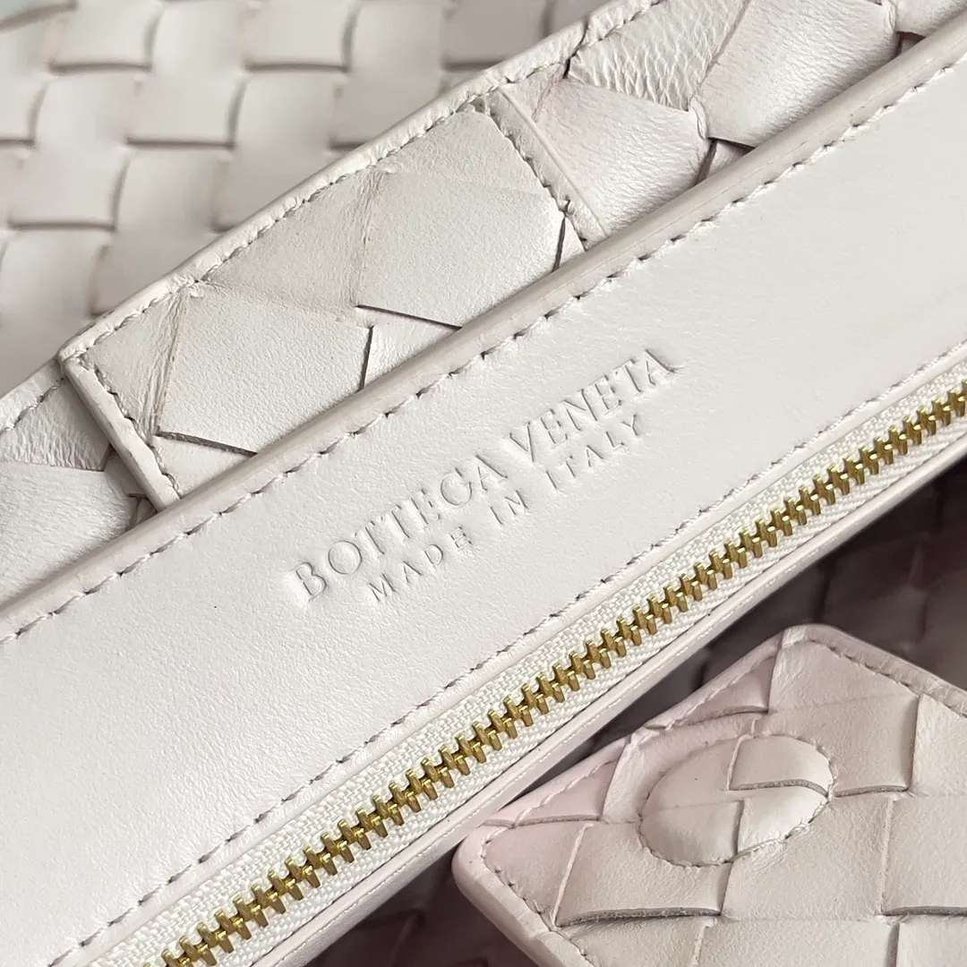 The 2023 new Andiamo batch of 2260 BV has been shipped‼ ️Really popular🔥The new Andiamo woven handbag launched by Bottega Veneta this season is really popular all over the world! ! Celebrities at home and abroad have worn it, and Oscar-winning actress Michelle Yeoh has taken it out on the street. Song Jia, Trai Yara, Yu Feihong, Sanji Ayaka, Rosie Hunting-Whiteley, Yoshioka Riho, etc. have all picked up this bag. It is classic and versatile, showing off its temperament, and the bag capacity is also large, which is very convenient for daily commuting! ! A variety of carrying methods, the shoulder straps can be adjusted by yourself, the original lambskin feels soft and delicate, and the unisex style breaks the gender boundaries and brings a more practical and long-lasting use experience. Andiamo, which has both elegant and casual styles, perfectly interprets the true appearance of "fashionable old money style". Style number: 743572 Size: 32*24*12